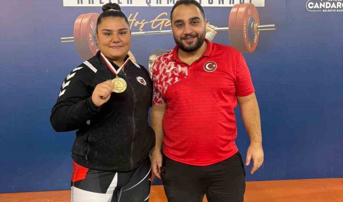 Düzce Belediyesi Spor Akademisi Halter Takımı'ndan Yağmur Melek Şahin ve