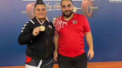 Düzce Belediyesi Spor Akademisi Halter Takımı'ndan Yağmur Melek Şahin ve