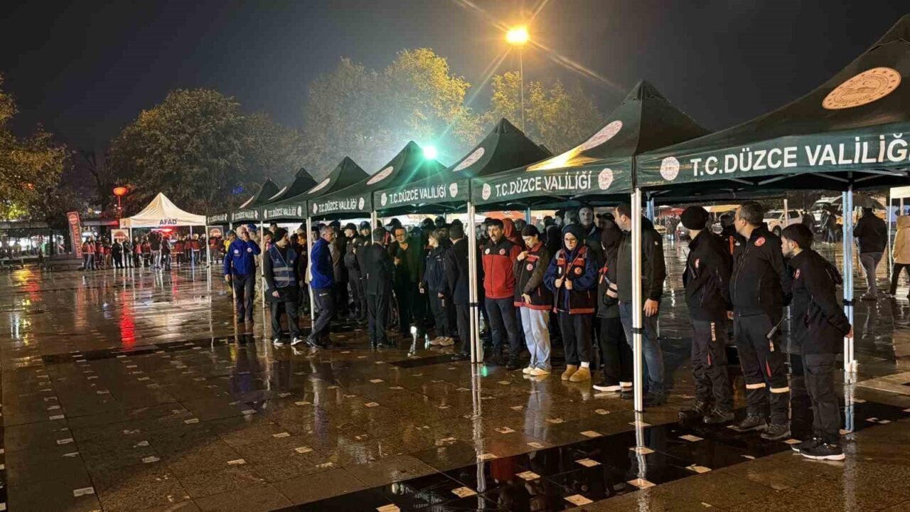 Düzce’de, 12 Kasım 1999 Düzce depreminin 26. yıldönümünde düzenlenen etkinlikte,