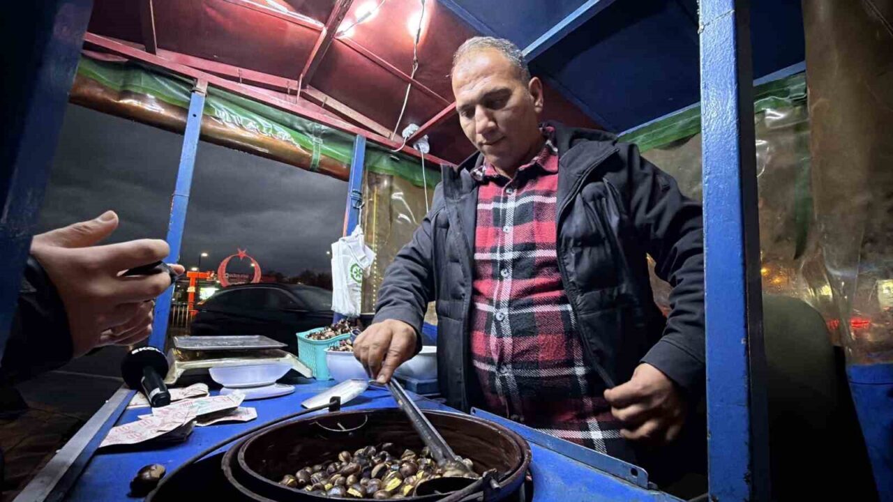 Düzce'nin coğrafi işaretli kuzu kestanesi, hasat sonrası sokak tezgahlarında satışa