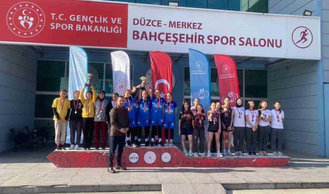 Düzce'de düzenlenen Kros Müsabakaları'nda gençler ve yıldızlar kategorisinde 75 sporcu