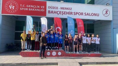 Düzce'de düzenlenen Kros Müsabakaları'nda gençler ve yıldızlar kategorisinde 75 sporcu