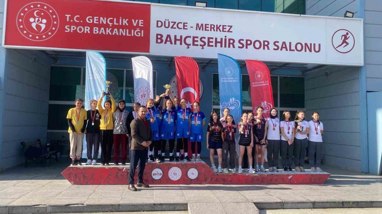 Düzce’de Gençler ve Yıldızlar Kros Yarışmasında 75 Atlet Finale Ulaşmak İçin Yarıştı