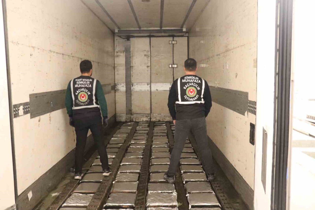 Ticaret Bakanlığı, 450 Kilogram Uyuşturucu Maddeyi Ele Geçirdi: Değerinin 337 Milyon TL Olduğu Belirtildi
