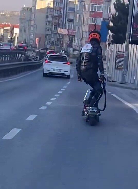 E-5 karayolunda bir vatandaşın scooter ile yolları aşması dikkat çekti.