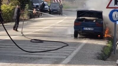 Çanakkale'nin Eceabat ilçesinde seyir halindeki 17 PJ 408 plakalı otomobil