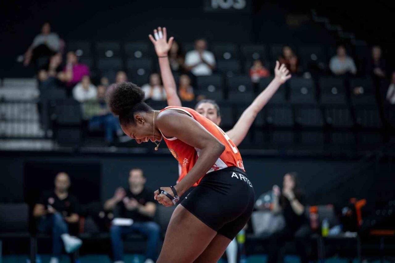 Eczacıbaşı Dynavit, CEV Kadınlar Şampiyonlar Ligi C grubu açılış maçında