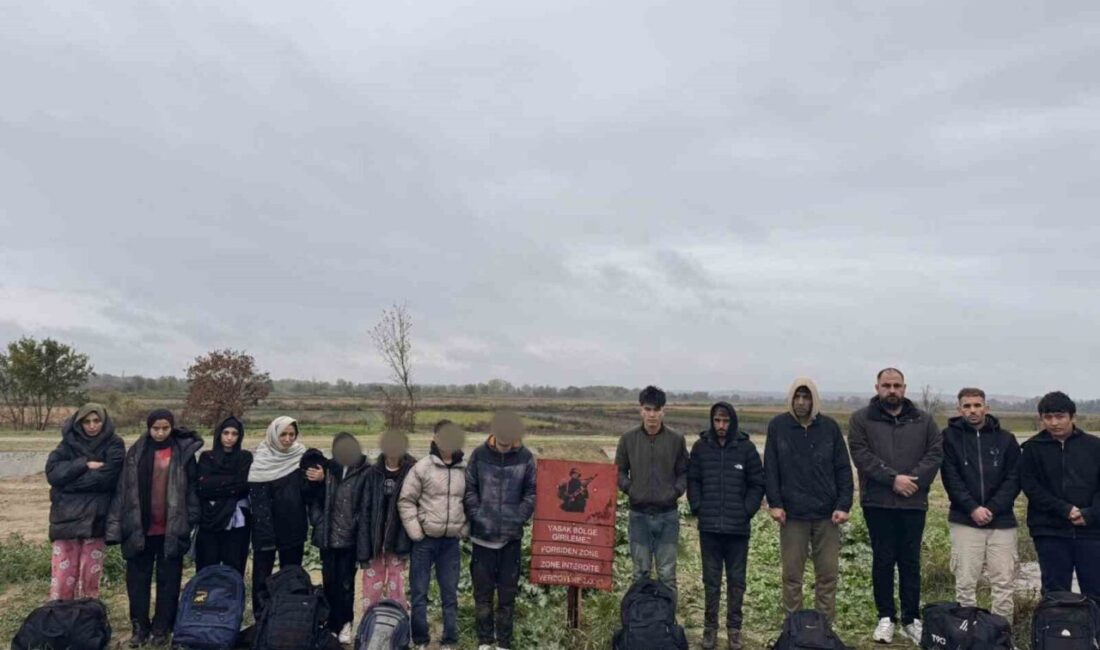 Uzunköprü’de Gerçekleştirilen Denetimlerde 29 Düzensiz Göçmen Yakalandı Edirne'nin Uzunköprü ilçesindeki denetimlerde 29 düzensiz göçmen yakalandı. Jandarma, Çakmak,