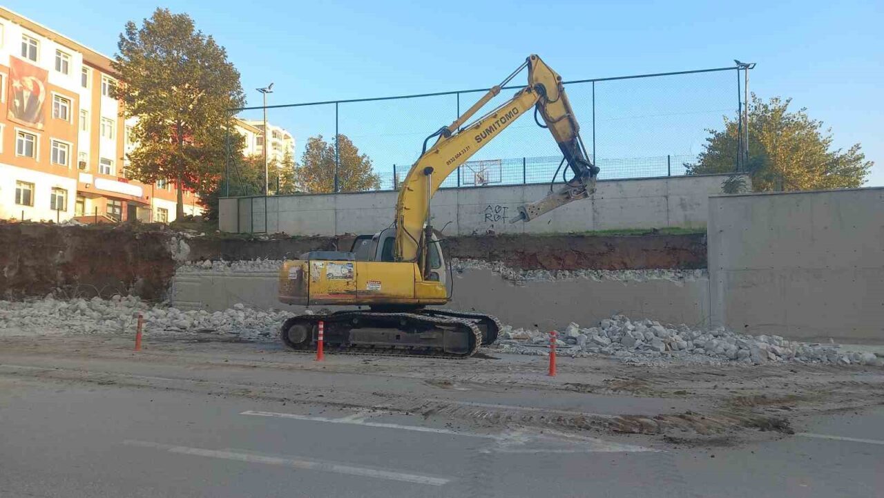 Edirne'deki Gazi Osman Paşa Ortaokulu'nun tehlike arz eden istinat duvarı