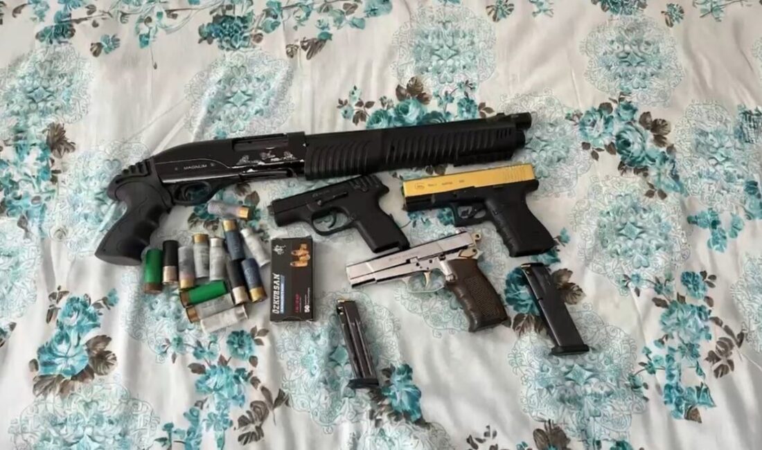 Edirne’de Silah Kaçakçılığına Yönelik Operasyonda Çok Sayıda Mühimmat Ele Geçirildi Edirne'de gerçekleştirilen operasyonda, Kaçakçılık ve Organize Suçlarla Mücadele (KOM) ekipleri,