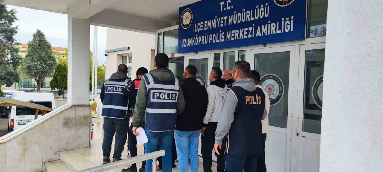 Edirne'nin Uzunköprü ilçesinde düzenlenen operasyonda, aranan 5 kişi tutuklandı. Hırsızlık,