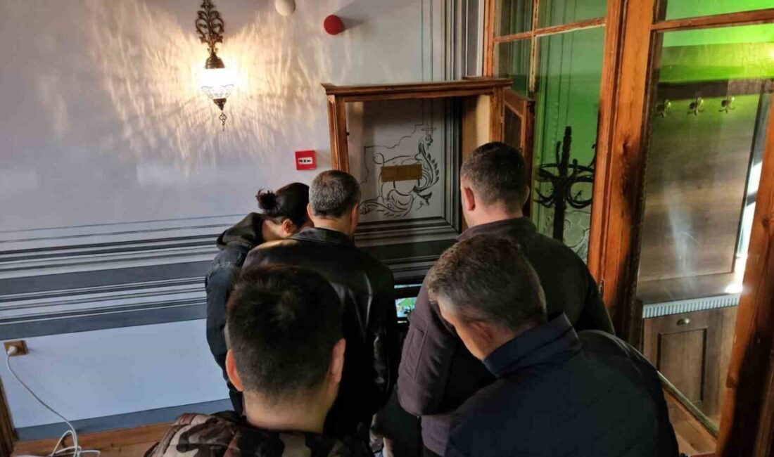 Edirne'nin Mithatpaşa Mahallesi'nde gece yarısı bazı dini kitapların yakıldığı iddia