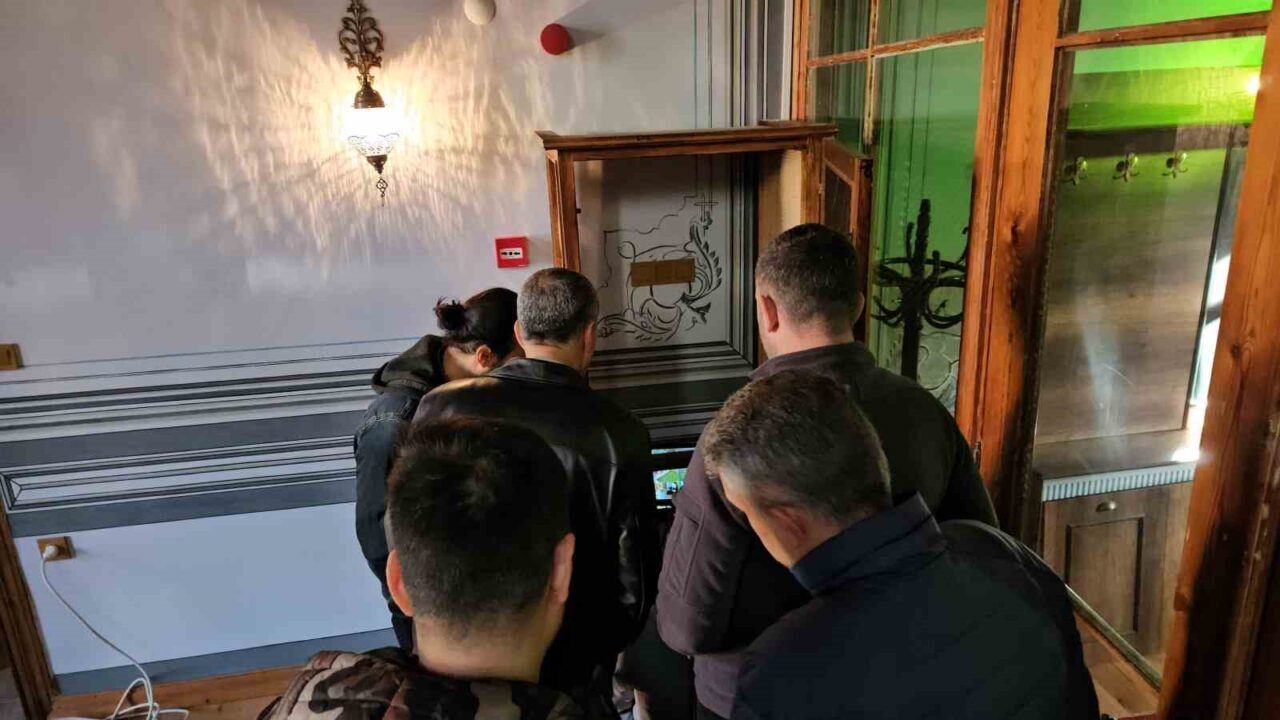 Edirne'nin Mithatpaşa Mahallesi'nde gece yarısı bazı dini kitapların yakıldığı iddia