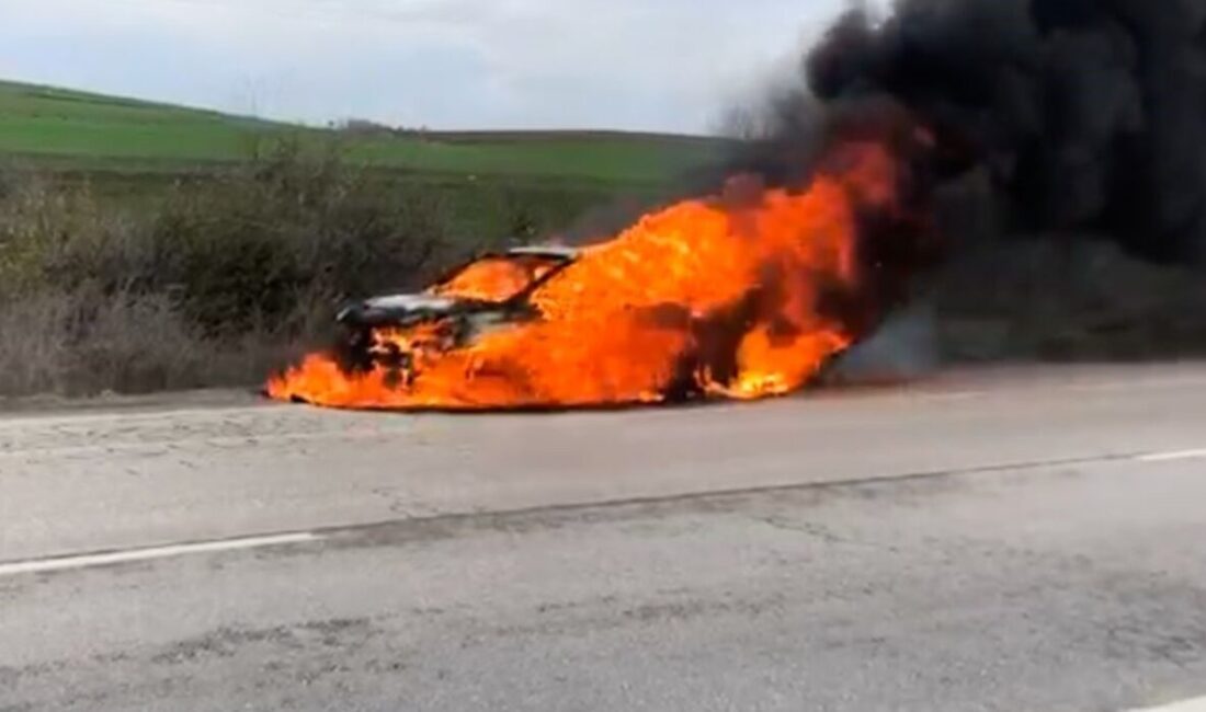 Edirne’de Seyir Halindeki Otomobil Alev Alarak Kullanılamaz Hale Geldi Edirne'nin Lalapaşa ilçesinde seyir halindeyken aniden alev alan otomobil, sürücü