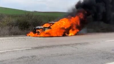 Edirne'nin Lalapaşa ilçesinde seyir halindeyken aniden alev alan otomobil, sürücü