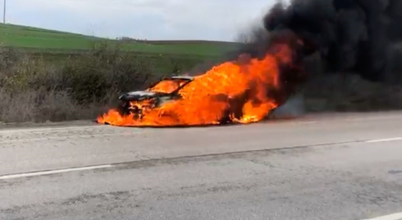 Edirne'nin Lalapaşa ilçesinde seyir halindeyken aniden alev alan otomobil, sürücü