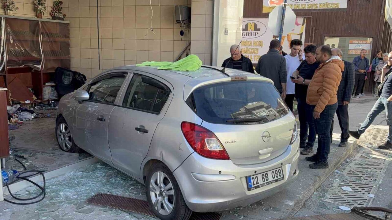 Edirne’de otomobilin fırına dalması sonucunda 4 kişi yaralandı