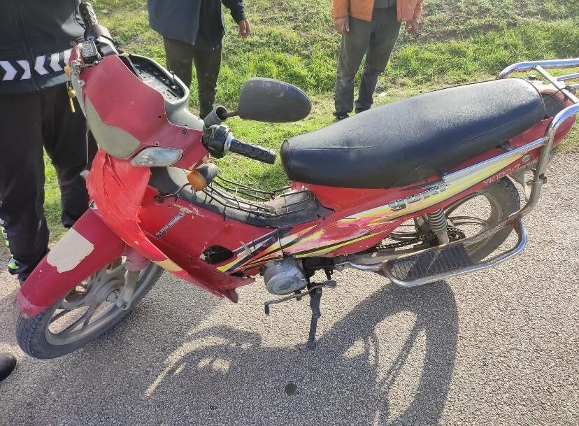 Edirne'nin Uzunköprü ilçesinde motosikletli polisler, plakasız ve belgeleri eksik bir