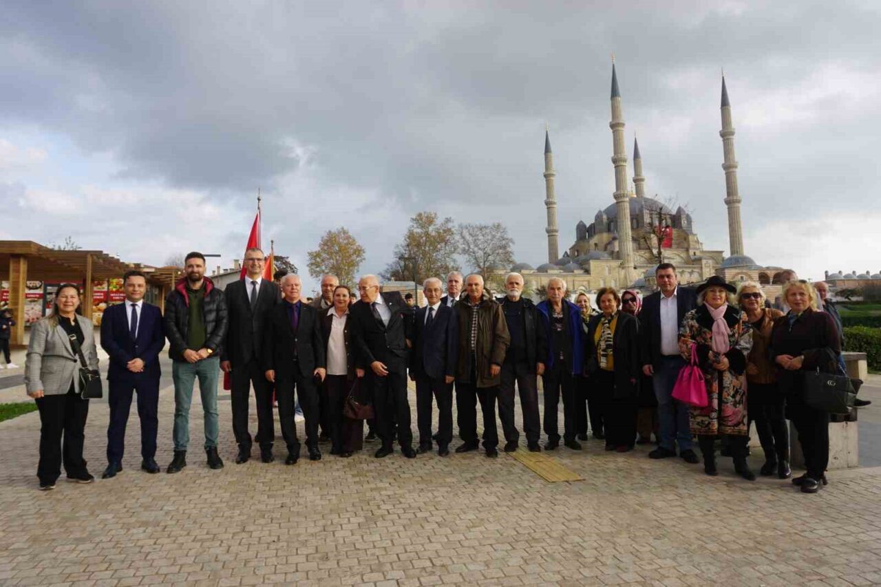 Edirne Ticaret Lisesi, kuruluşunun 81. yılı dolayısıyla Selimiye Camii önünde