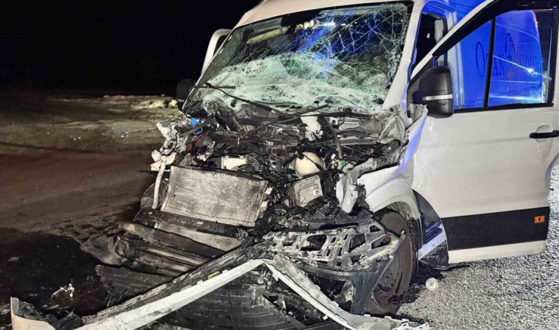 Edirne'de, A.K'nin kullandığı panelvan, tıra çarparak hurdaya döndü. Kazada yaralanan