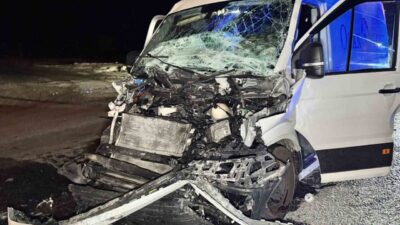 Edirne'de, A.K'nin kullandığı panelvan, tıra çarparak hurdaya döndü. Kazada yaralanan