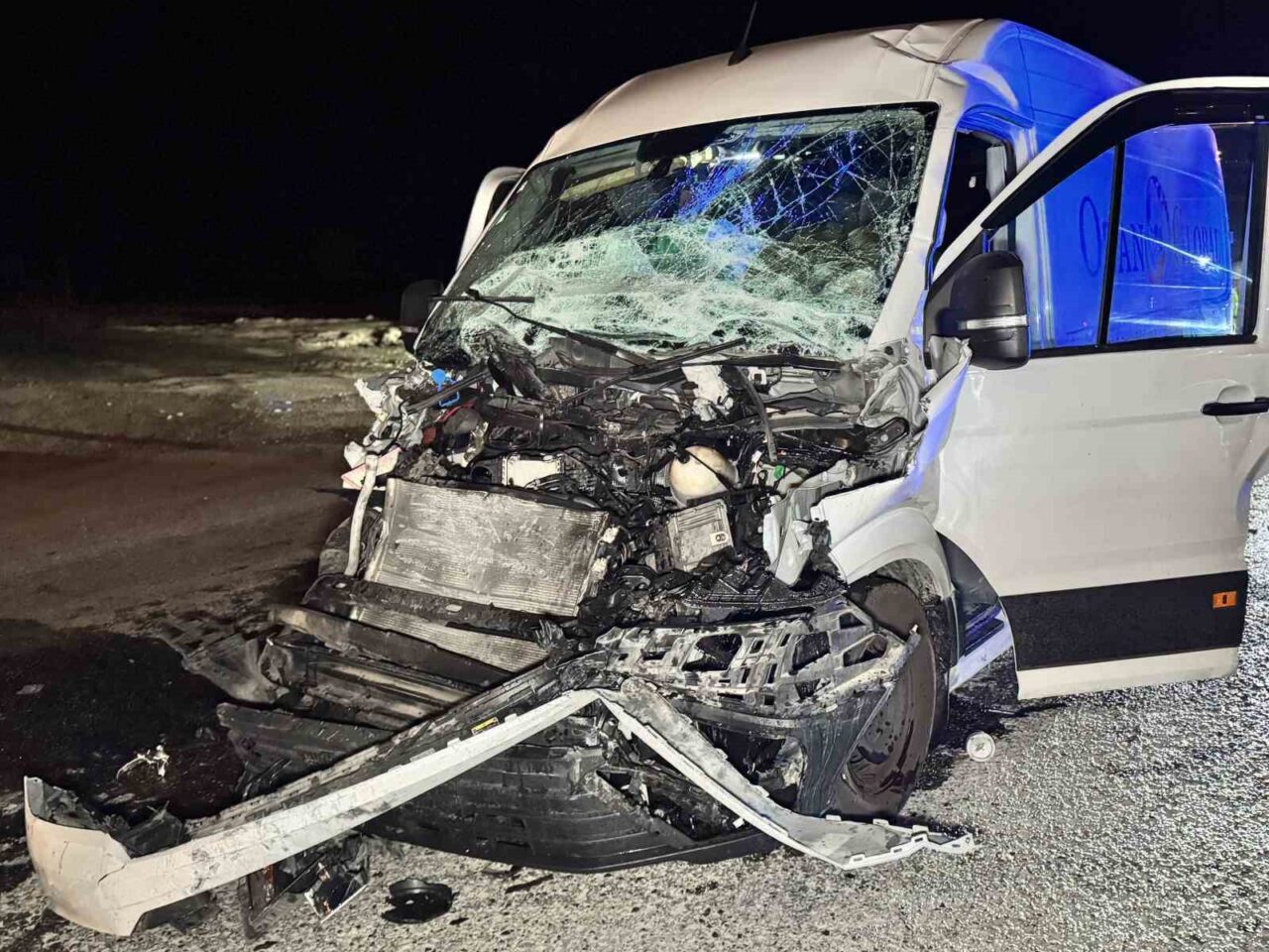 Edirne'de, A.K'nin kullandığı panelvan, tıra çarparak hurdaya döndü. Kazada yaralanan