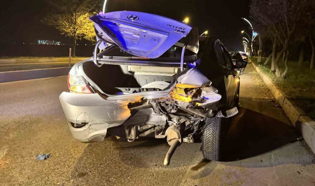 Edirne'nin Kocasinan Mahallesi'nde iki otomobilin çarpışması sonucu 3 kişi yaralandı.