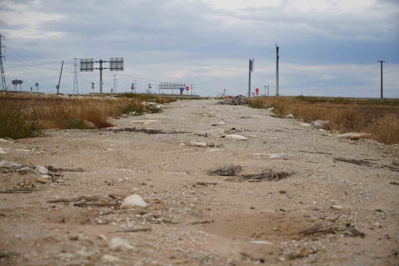 Edirne'nin Tayakadın bölgesinde, bir yıldır tamamlanmayan yol çalışmaları sürücüler ve