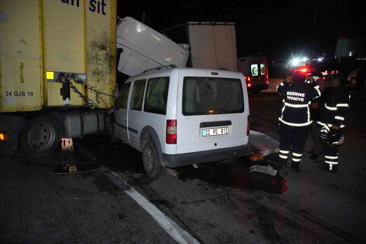 Edirne-Lalapaşa kara yolunda meydana gelen zincirleme trafik kazasında iki tır