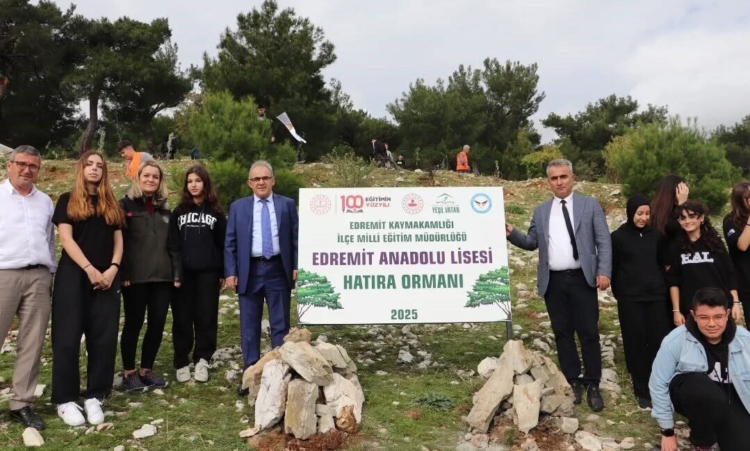 Edremit Anadolu Lisesi öğrencileri, Güre Kavurmacılar Mahallesi'nde Hatıra Ormanı'na fidan