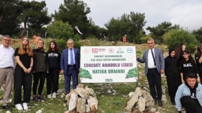 Edremit Anadolu Lisesi öğrencileri, Güre Kavurmacılar Mahallesi'nde Hatıra Ormanı'na fidan