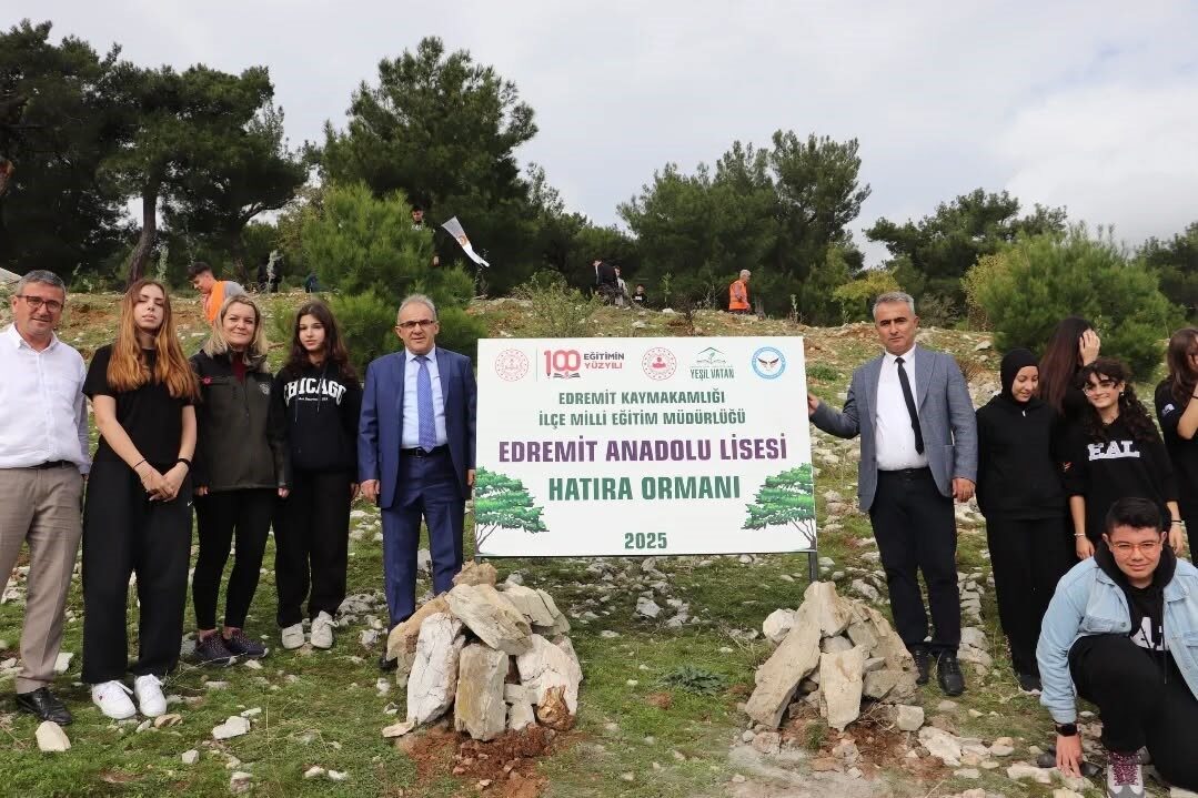 Edremit Anadolu Lisesi öğrencileri, Güre Kavurmacılar Mahallesi'nde Hatıra Ormanı'na fidan