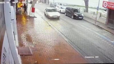 Balıkesir'in Edremit ilçesinde Hürriyet Caddesi'nde bir iş yerinin önünde bulunan