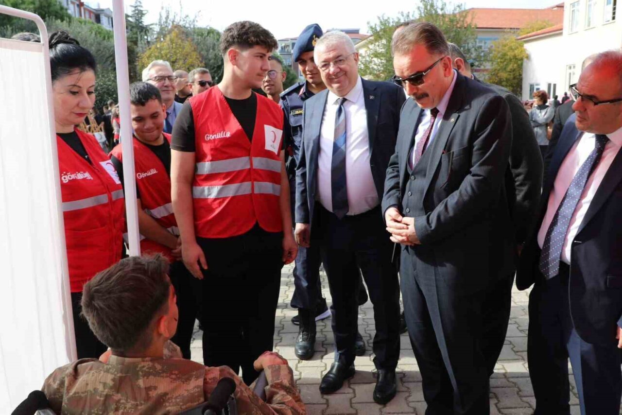 Edremit'te 29 Ekim-4 Kasım Kızılay Haftası kutlandı. Fernur Sözel Mesleki