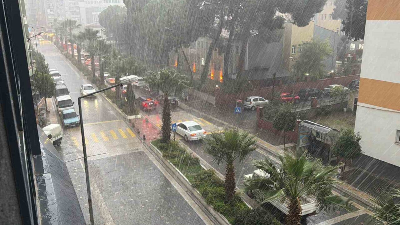 Balıkesir'in Edremit ilçesinde Meteoroloji Genel Müdürlüğü'nün uyarıları sonrası başlayan kuvvetli