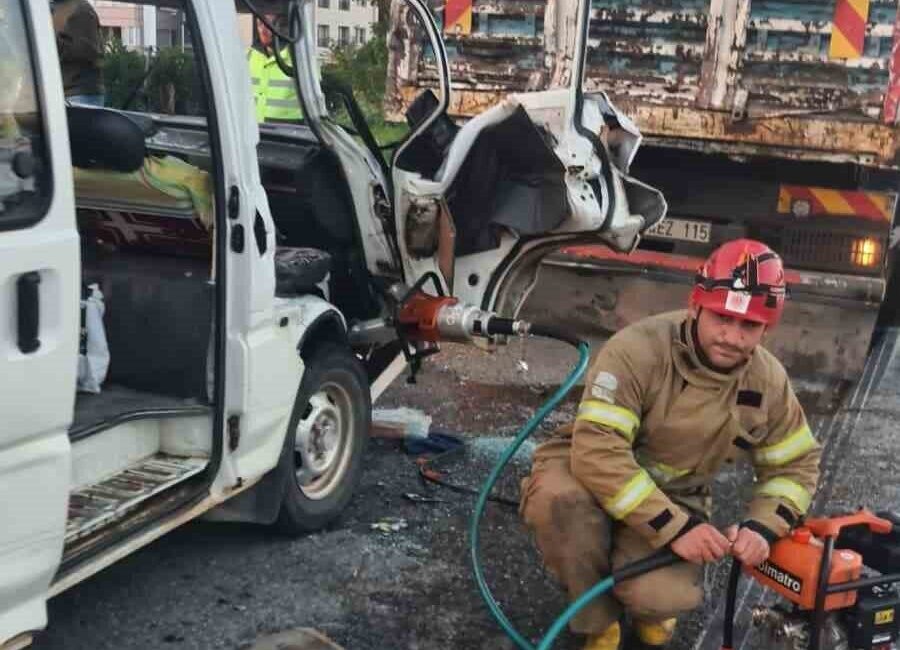 Edremit’te Zincirleme Trafik Kazasında 6 Kişi Yaralandı Balıkesir'in Edremit ilçesinde, E87 kara yolunda meydana gelen zincirleme kazada