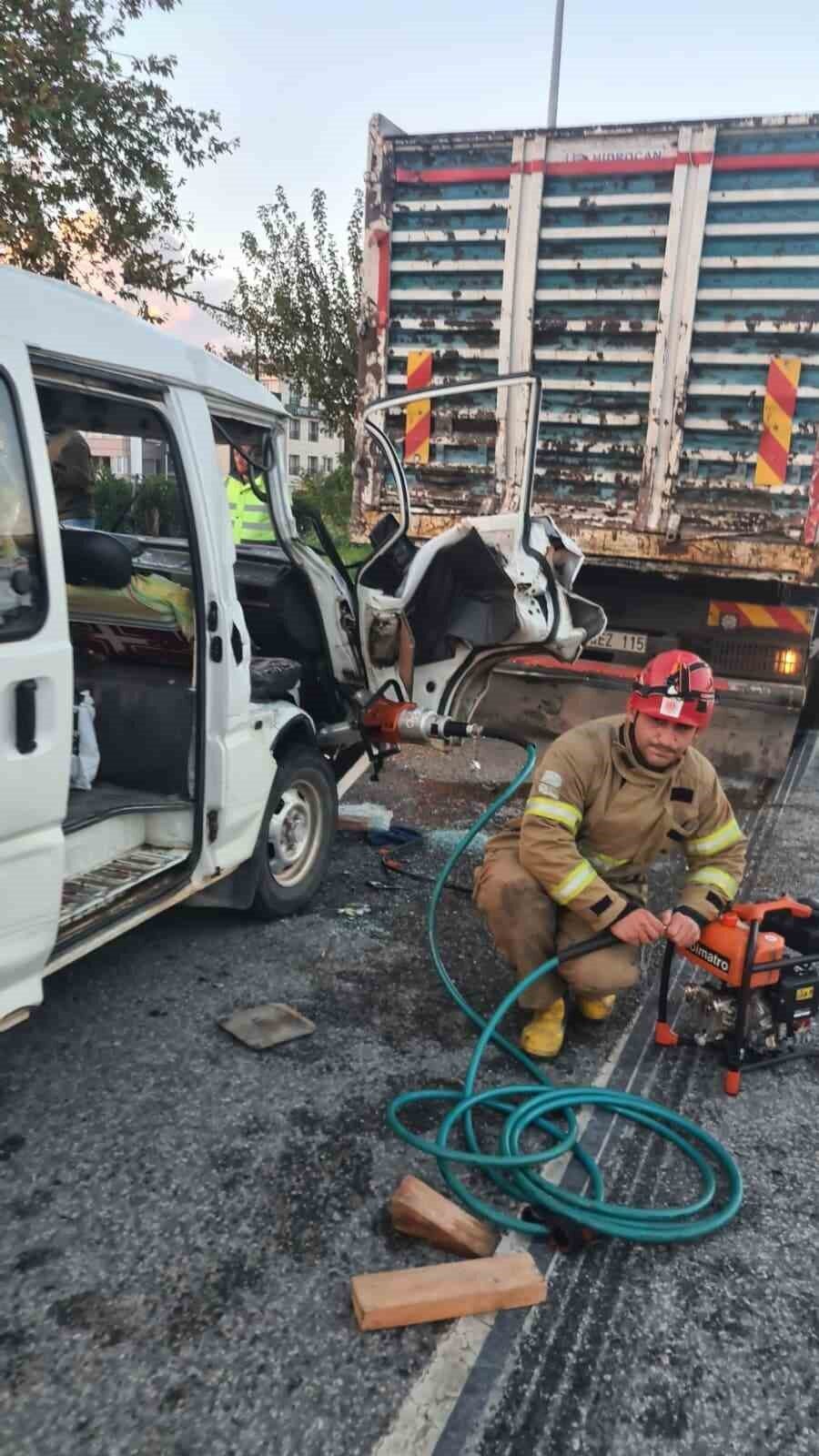 Balıkesir'in Edremit ilçesinde, E87 kara yolunda meydana gelen zincirleme kazada