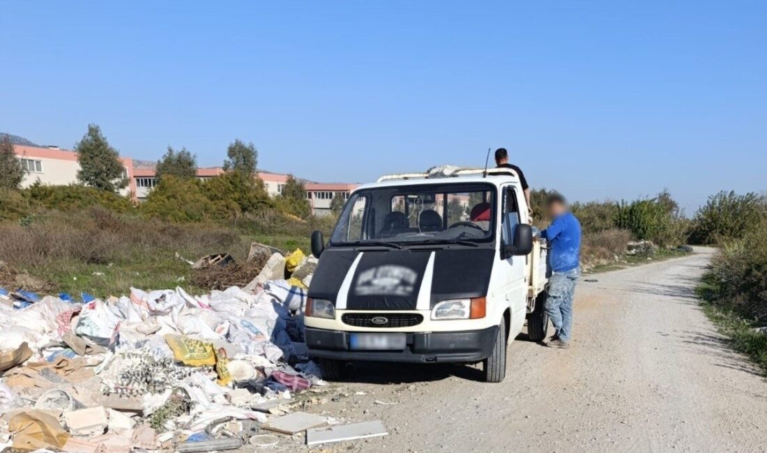 Aydın'ın Efeler ilçesinde yapılan denetimlerde, moloz dökümü yapan bir kişi