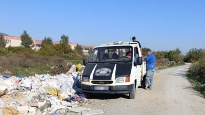 Aydın'ın Efeler ilçesinde yapılan denetimlerde, moloz dökümü yapan bir kişi