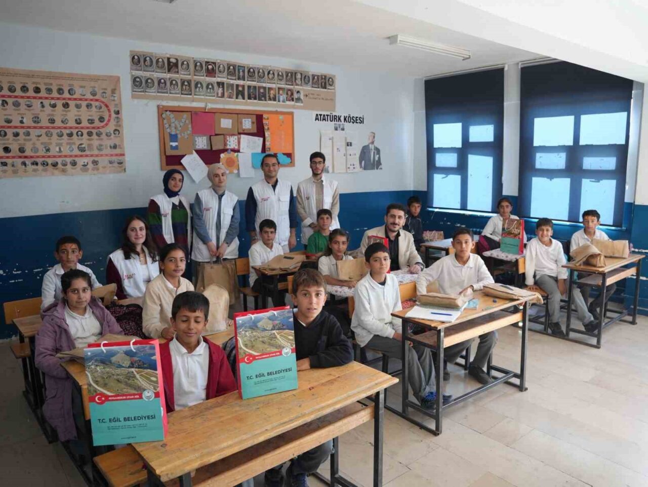 Diyarbakır'ın Eğil ilçesinde, Eğil Belediyesi tarafından gerçekleştirilen sağlık taramasında vatandaşların