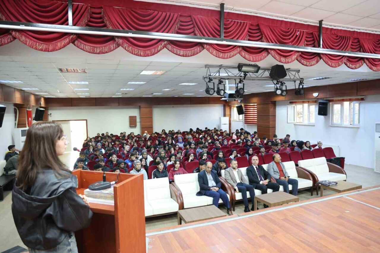 Diyarbakır'ın Eğil ilçesinde, Belediye tarafından 11 ve 12. sınıf öğrencilerine