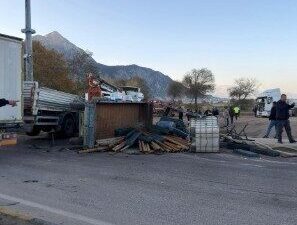 Isparta'nın Eğirdir ilçesinde iki tırın çarpışması sonucu Süleyman Ç. yaralandı.
