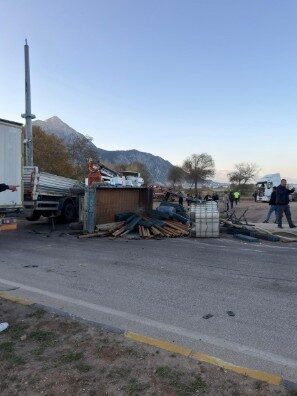 Isparta'nın Eğirdir ilçesinde iki tırın çarpışması sonucu Süleyman Ç. yaralandı.