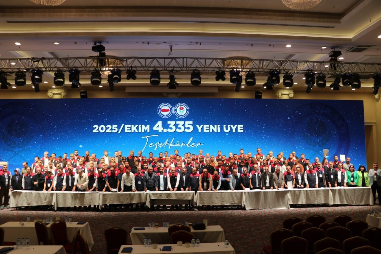 Eğitim-Bir-Sen Adana Şubesi, Antalya'daki toplantıda üye kazanımındaki başarısıyla ödüllendirildi. Başkan