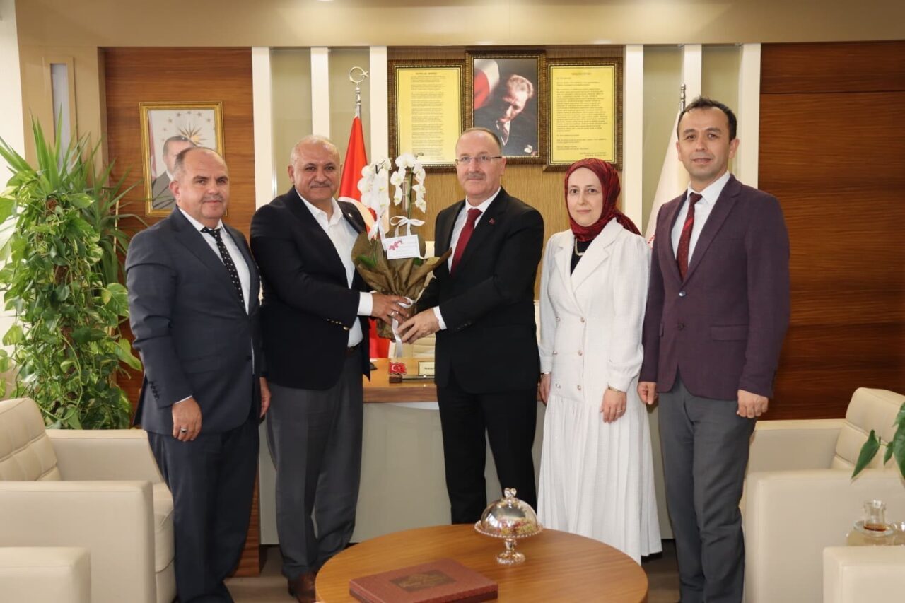 Eğitim Bir Sen Antalya Şube Başkanı Eyüp Bülent Miran ve