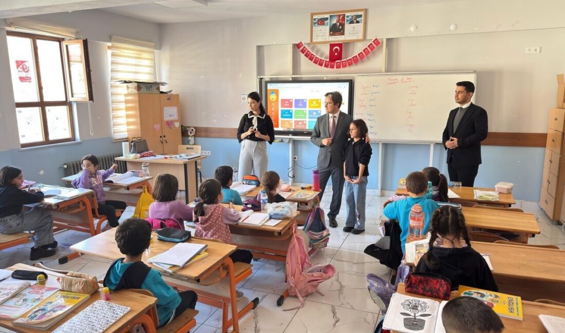 Kaymakam Emirhan Arıkan, İbrahim Gürdamar İlkokulu’nda Eğitim Faaliyetlerini İnceledi Kemaliye Kaymakamı Emirhan Arıkan, İbrahim Gürdamar İlkokulu'nu ziyaret ederek eğitim