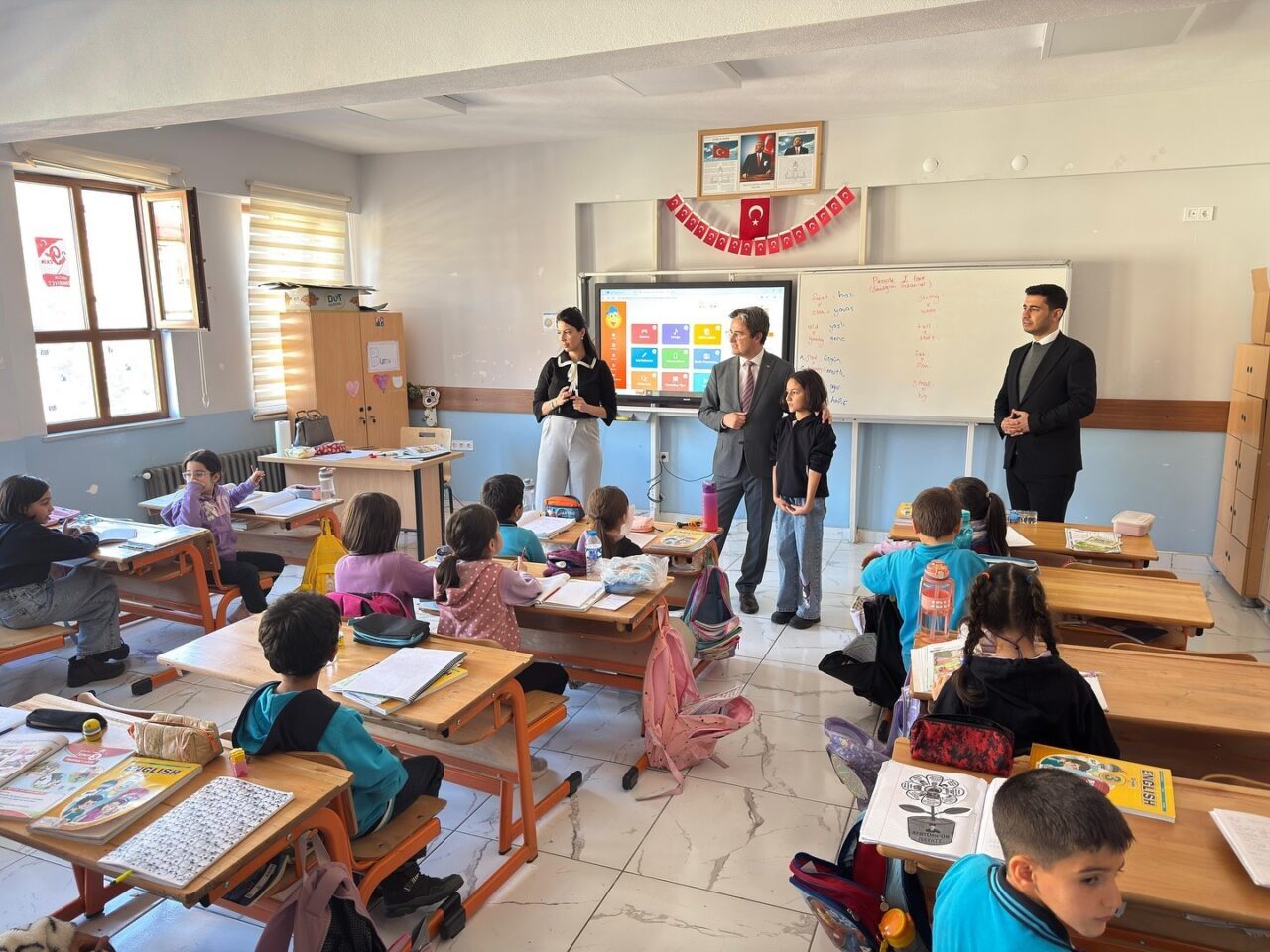 Kemaliye Kaymakamı Emirhan Arıkan, İbrahim Gürdamar İlkokulu'nu ziyaret ederek eğitim