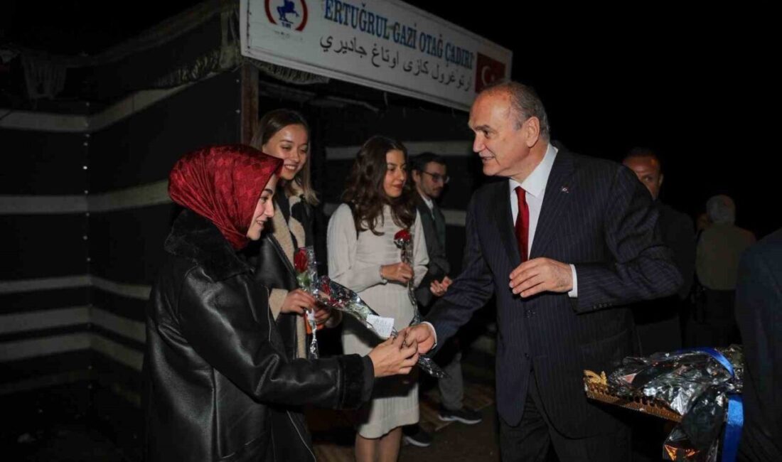 Düzce’de düzenlenen 24 Kasım Öğretmenler Günü etkinliğinde, Vali Selçuk Aslan,