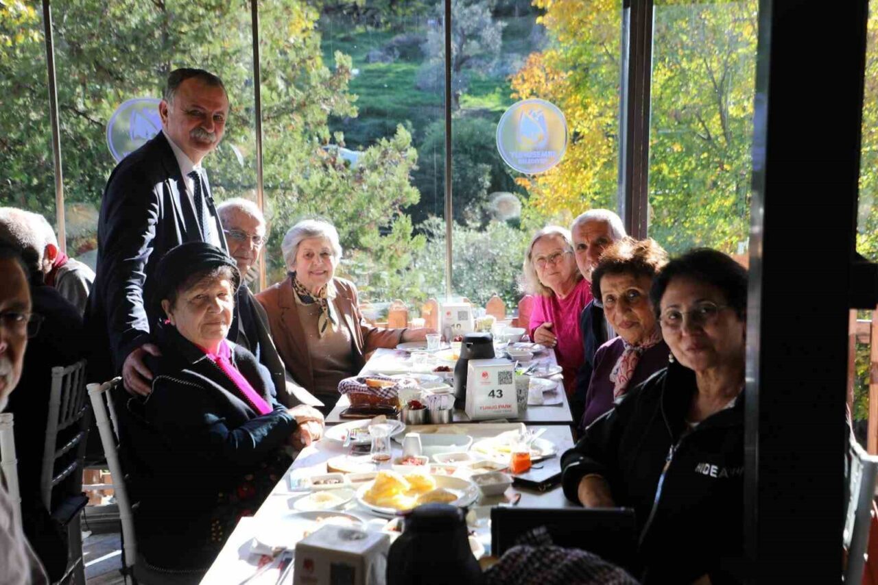 Yunusemre Belediye Başkanı Semih Balaban, 24 Kasım Öğretmenler Günü’nde emekli