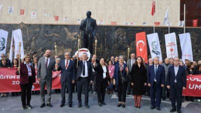 Yunusemre Belediyesi ve NE-DER'in düzenlediği eğitim toplantısında, CHP Genel Başkan